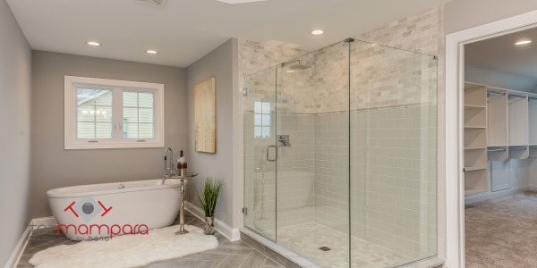 Mamparas de ducha ecológicas: materiales sostenibles y beneficios para tu baño